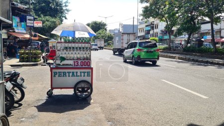 Foto de Vendedor ambulante de combustible pertalita (bensin eceran). - Imagen libre de derechos