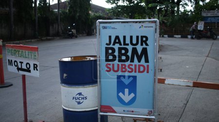 Foto de Carriles especiales para la estación de servicio subvencionada (jalur khusus mypertamina) en SPBU Indonesia. - Imagen libre de derechos