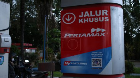 Foto de Carriles especiales para la estación de servicio de combustible Pertamax (jalur khusus mypertamina) en SPBU Indonesia. - Imagen libre de derechos