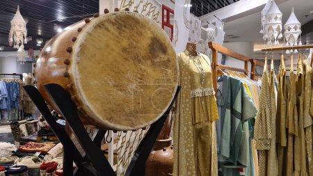 Téléchargez les photos : Le bedug est l'un des tambours utilisés dans le gamelan. Il est également utilisé parmi les musulmans en Indonésie et en Malaisie pour signaler les heures de prière de la mosquée. - en image libre de droit
