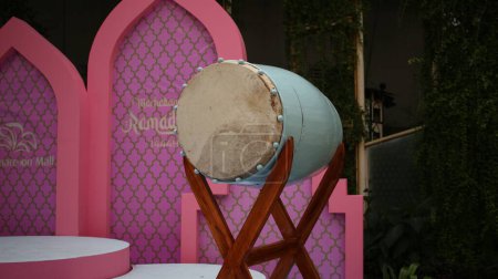 Téléchargez les photos : Le bedug est l'un des tambours utilisés dans le gamelan. Il est également utilisé parmi les musulmans en Indonésie et en Malaisie pour signaler les heures de prière de la mosquée. - en image libre de droit