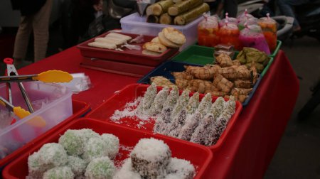 Téléchargez les photos : Kue lupis - Collation indonésienne sucrée à base de riz gluant, noix de coco râpée au sucre de palme. Iftar food (menu berbuka puasa)). - en image libre de droit