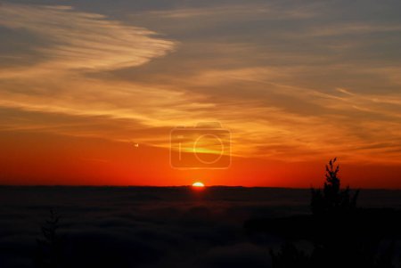 Téléchargez les photos : Beau lever de soleil sur une vallée brumeuse en Colombie-Britannique - en image libre de droit