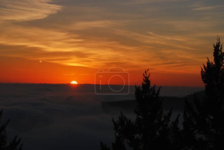 Téléchargez les photos : Superbe lever de soleil sur une vallée remplie de gros nuages bas en Colombie-Britannique - en image libre de droit