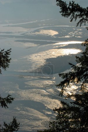 Téléchargez les photos : Soleil reflétant l'estuaire de la rivière Cowichan en Colombie-Britannique - en image libre de droit