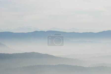Foto de Hermosa vista en capas de las montañas cubiertas de niebla de Columbia Británica - Imagen libre de derechos