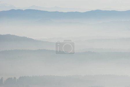 Foto de Hermosa vista en capas de las montañas cubiertas de niebla de Columbia Británica - Imagen libre de derechos