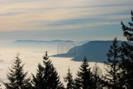 Téléchargez les photos : Belle vue depuis un belvédère sur un nuage et une vallée remplie de brouillard en Colombie-Britannique - en image libre de droit