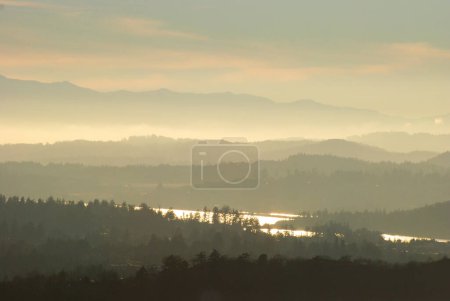 Téléchargez les photos : Superbes couleurs au sud de l'île de Vancouver alors que le soleil se couche dans un ciel brumeux. - en image libre de droit