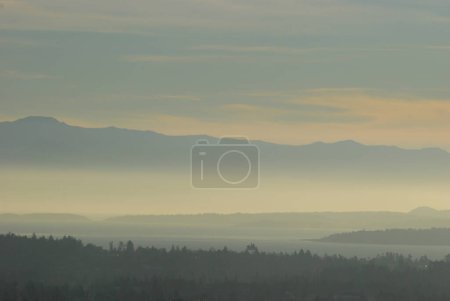 Téléchargez les photos : Superbes couleurs au sud de l'île de Vancouver alors que le soleil se couche dans un ciel brumeux. - en image libre de droit