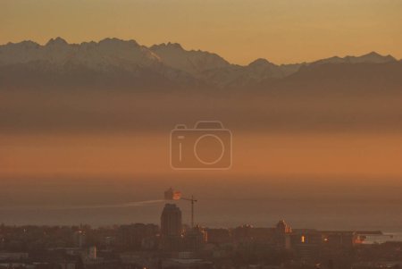 Téléchargez les photos : Coucher de soleil fou ou fumé sur le sud de l'île de Vancouver avec la péninsule olympique au loin. - en image libre de droit