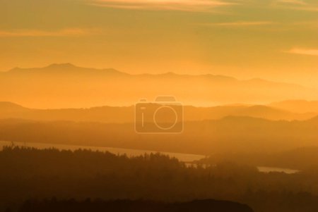 Téléchargez les photos : Vue d'un coucher de soleil brumeux sur le sud de l'île de Vancouver - en image libre de droit