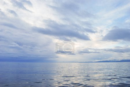 Foto de Reflejos de nubes de tormenta en un estrecho ondulado pero tranquilo Juan De Fuca cerca de Victoria, BC - Imagen libre de derechos