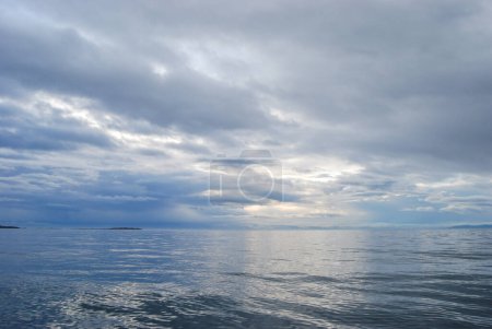 Téléchargez les photos : Réflexions de nuages orageux sur un détroit de Juan De Fuca ondulé mais calme près de Victoria, Colombie-Britannique - en image libre de droit