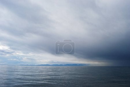 Téléchargez les photos : Réflexions de nuages orageux sur un détroit de Juan De Fuca ondulé mais calme près de Victoria, Colombie-Britannique - en image libre de droit