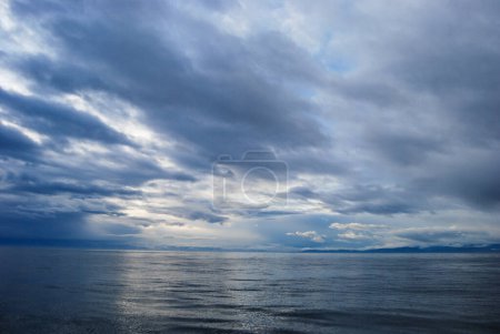 Foto de Reflejos de nubes de tormenta en un estrecho ondulado pero tranquilo Juan De Fuca cerca de Victoria, BC - Imagen libre de derechos