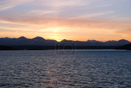 Téléchargez les photos : Un magnifique coucher de soleil sur les montagnes du sud de l'île de Vancouver vu de l'île Valdes - en image libre de droit