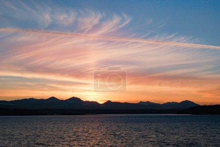 Téléchargez les photos : Un magnifique coucher de soleil sur les montagnes du sud de l'île de Vancouver vu de l'île Valdes - en image libre de droit