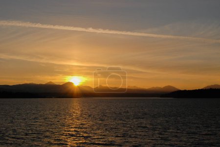 Foto de Una hermosa puesta de sol sobre las montañas del sur de la isla de Vancouver vista desde la isla Valdés - Imagen libre de derechos