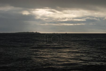 Téléchargez les photos : Le soleil brille doucement sur le phare de Trial Island près de Victoria, BC, Canada - en image libre de droit