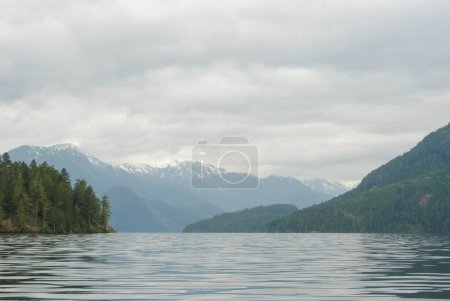 Téléchargez les photos : Une journée calme sur le Grand lac Central près de Port Alberni, île de Vancouver, C.-B., Canada - en image libre de droit