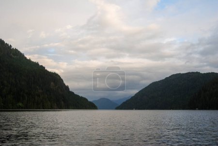Foto de Un día tranquilo en Great Central Lake cerca de Port Alberni, Vancouver Island, BC, Canadá - Imagen libre de derechos