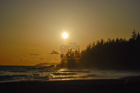 Téléchargez les photos : Coucher de soleil sur la côte ouest près des chutes Tsusiat, sur le sentier de la côte ouest, île de Vancouver, Canada - en image libre de droit