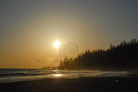 Foto de Una puesta de sol en la costa oeste cerca de Tsusiat Falls en West Coast Trail, Vancouver Island, Canadá - Imagen libre de derechos