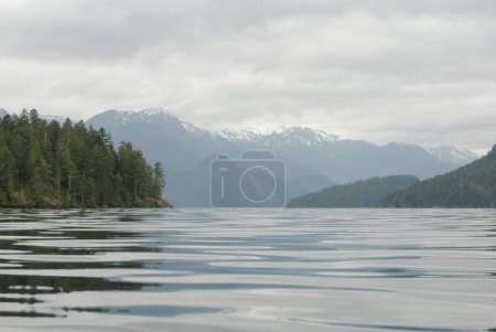 Foto de Un día tranquilo en Great Central Lake cerca de Port Alberni, Vancouver Island, BC, Canadá - Imagen libre de derechos