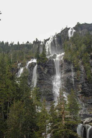 Foto de Della Falls - Una de las cataratas más altas de Canadá en Strathcona Provincial Park, BC, Canadá - Imagen libre de derechos