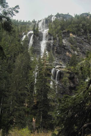 Foto de Della Falls - Una de las cataratas más altas de Canadá en Strathcona Provincial Park, BC, Canadá - Imagen libre de derechos