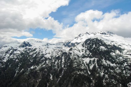 Foto de Montañas nevadas del Parque Provincial de Strathcona, Isla Vancouver, Columbia Británica, Canadá - Imagen libre de derechos