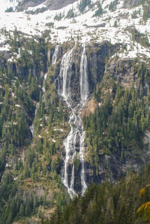 Foto de Della Falls en la isla de Vancouver es una de las cascadas más altas de Canadá - Imagen libre de derechos