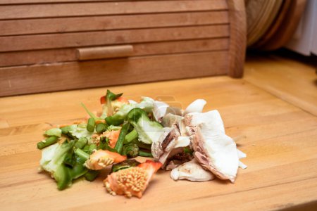 Foto de Residuos domésticos de alimentos para compost en el interior de la cocina - Imagen libre de derechos