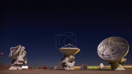 Foto de La infraestructura y maquinaria del Campamento Base de ALMA con grandes radiotelescopios en San Pedro de Atacama. - Imagen libre de derechos