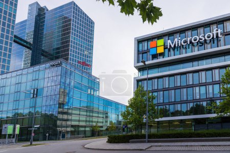 Foto de Logotipo de Microsoft en el edificio de oficinas de la empresa ubicado en Munich, Alemania - Imagen libre de derechos