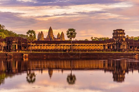 Téléchargez les photos : Temple Angkor Wat avec reflet de piscine - en image libre de droit