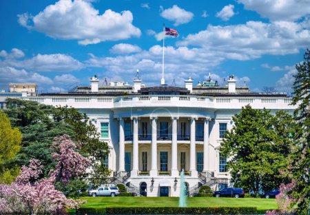 Das Weiße Haus an einem strahlenden Frühlingstag 2018 vom South Lawn aus gesehen