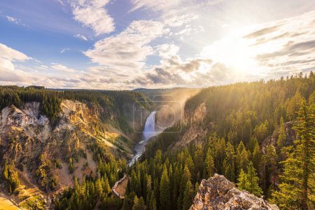 Foto de Punto de artista icónico: Yellowstones Impresionante vista de cascada - Imagen libre de derechos
