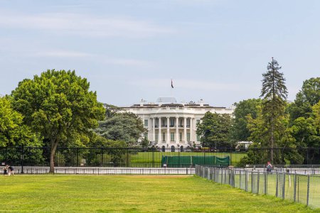 Das Weiße Haus an einem strahlenden Frühlingstag 2018 vom South Lawn aus gesehen