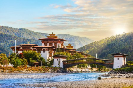 El famoso Punakha Dzong con el puente de madera
