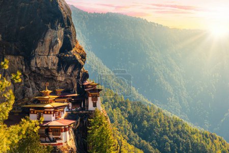 Téléchargez les photos : Taktshang Goemba Dzong dans une falaise de montagne - en image libre de droit