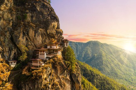 Téléchargez les photos : Taktshang Goemba Dzong dans une falaise de montagne - en image libre de droit