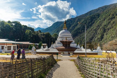 Téléchargez les photos : Chorten Kora à Trashiyangtse, Bhoutan oriental. Chorten Kora est un stupa important à côté de la rivière Kulong Chu à Trashiyangtse
. - en image libre de droit