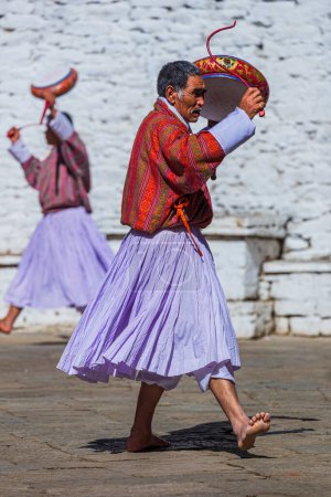Foto de Monje tocando el tambor un baile en preparación del local Tshechu. - Imagen libre de derechos