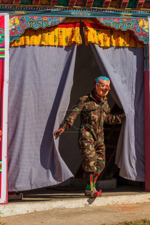 Foto de Atsara aparece en la escena de un festival tradicional de Tshechu en Bután - Imagen libre de derechos