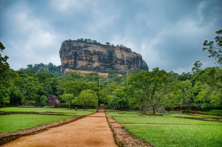 Téléchargez les photos : L'ancienne ville de Sigiriya avec la forteresse de Sigirya Rock - en image libre de droit