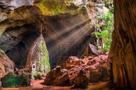 Foto de Cueva sagrada de Sadan cerca de Hpa-An en Myanmar - Imagen libre de derechos