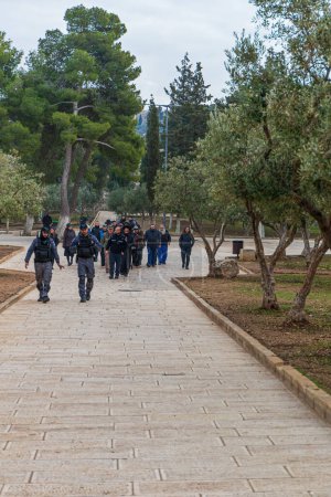 Foto de Un grupo de judíos israelíes visitando el Monte del templo a pesar de la prohibición oficial rabínica de poner un pie en el sitio sagrado. - Imagen libre de derechos