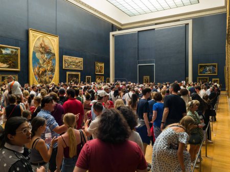 Téléchargez les photos : Touristes au Musée du Louvre regardant la célèbre image de Gioconda - en image libre de droit
